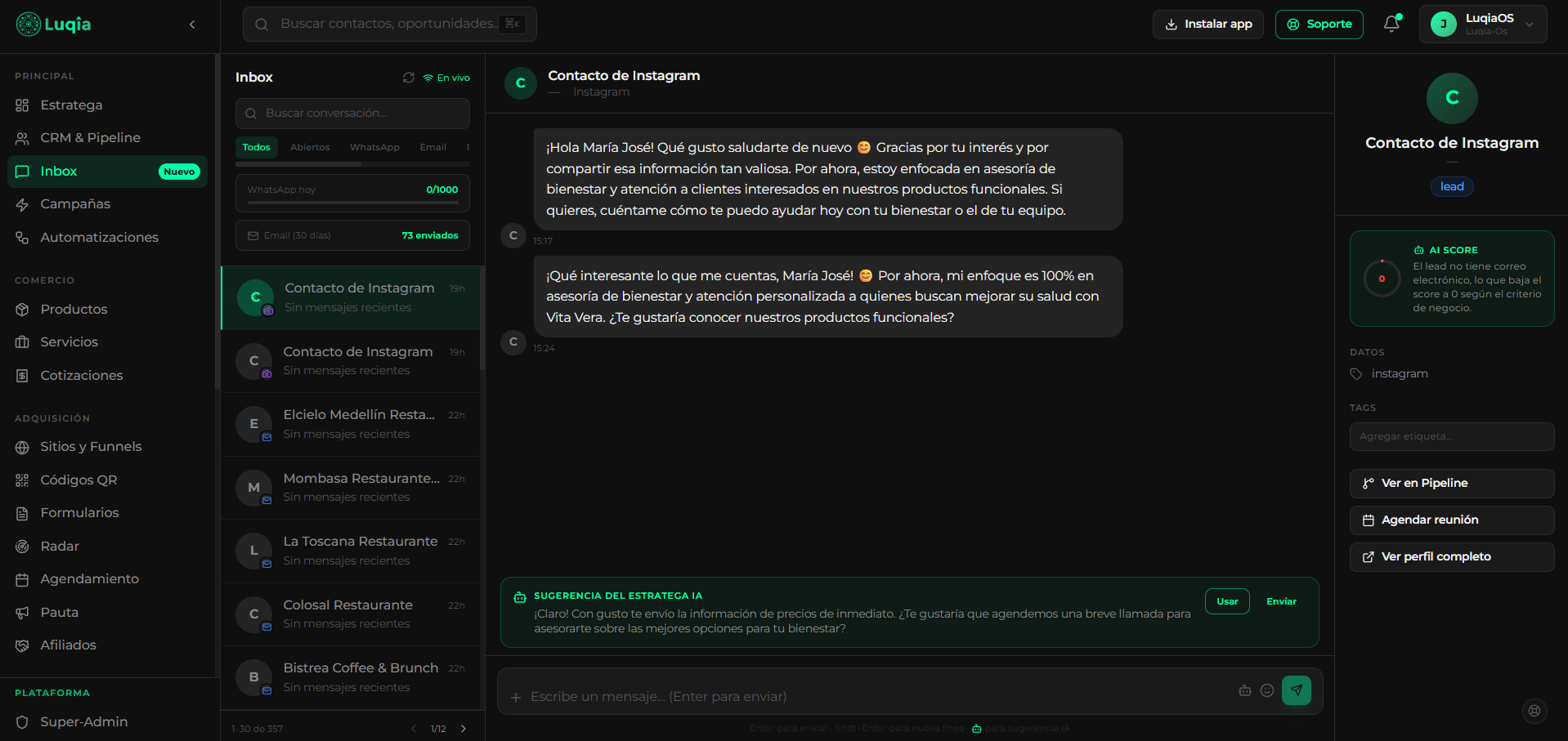 Inbox de conversaciones con urgencia, sugerencia de IA y bot pausado
